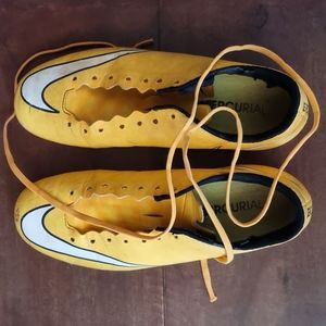 Soccer shoes